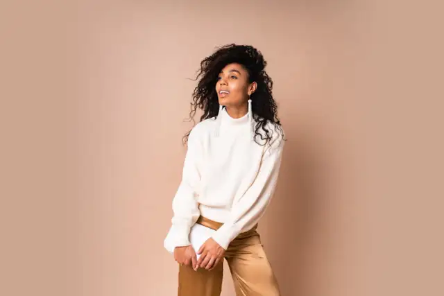 Jak dobrać bluzkę do dzwonów? Złote zasady stylizacji i modowe triki