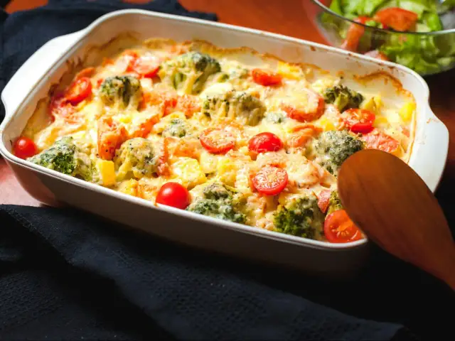 Zapiekanka z twarogiem: Klasyka, fit, bez błędów. Twój przepis!