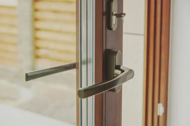 Prywatność i spokój: Jak zablokować drzwi od środka?