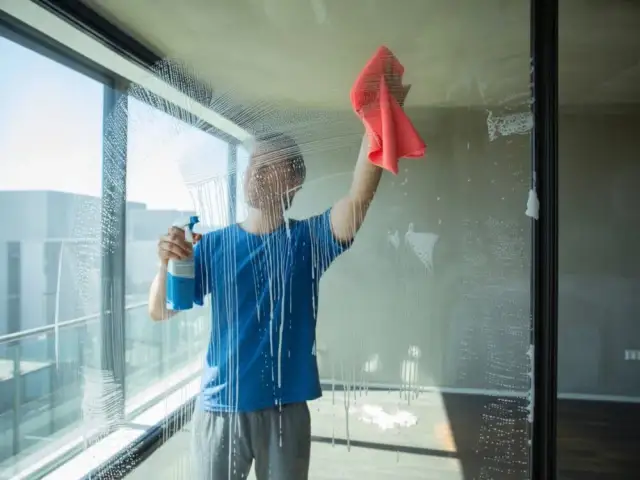 Usuwanie kleju z okien: bezpieczne triki na czyste szyby i ramy