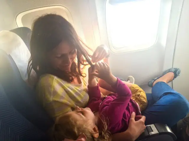 Spokojne dziecko w samolocie: Skuteczne sposoby na bezstresową podróż