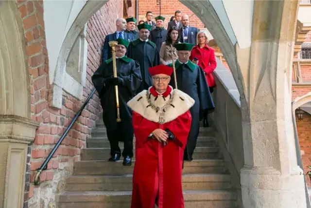 Ile zarabia profesor oświaty? Zaskakujące fakty o wynagrodzeniach