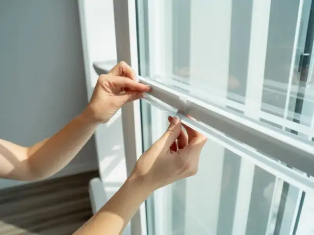 Jak zmatowić szybę w oknie? Proste metody na prywatność i styl