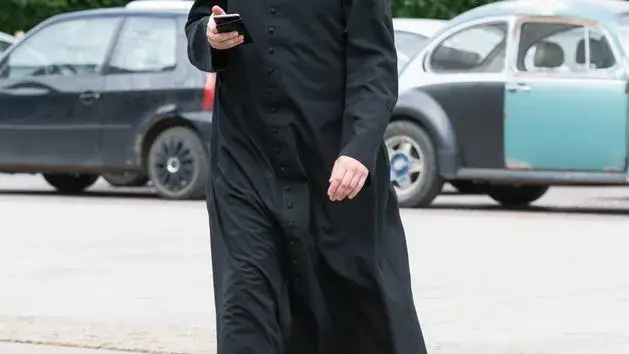 Jak zaczyna się romans z księdzem? Odkryj emocje i zagrożenia