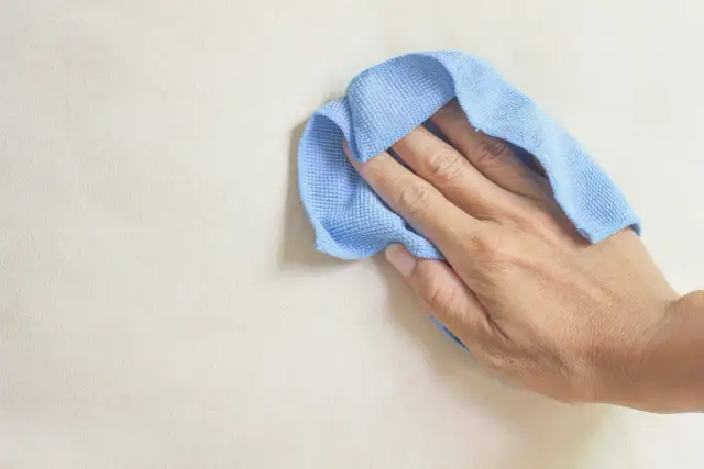 Farba waży się na ścianie? Oto jak ją naprawić i uniknąć problemu
