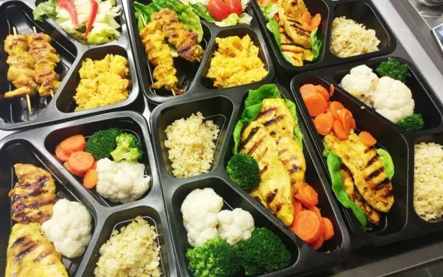 Catering jako koszt firmy? Zasady, VAT i jak uniknąć błędów!