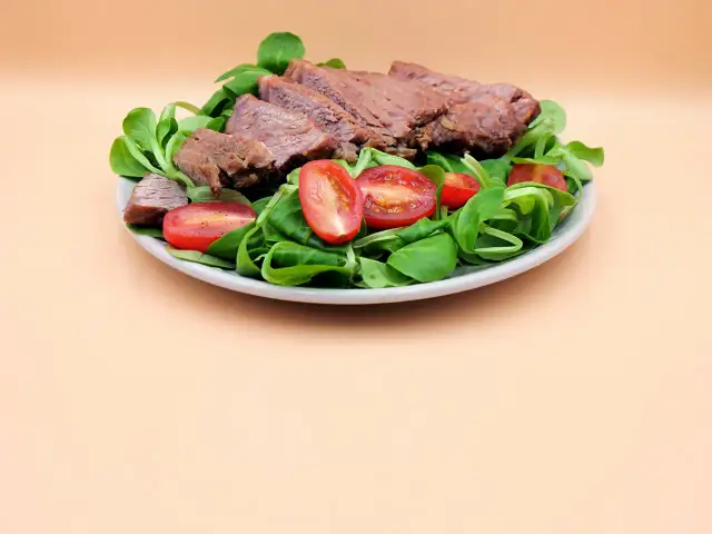 Najlepsze sałatki do steka, które podkreślą smak Twojego dania