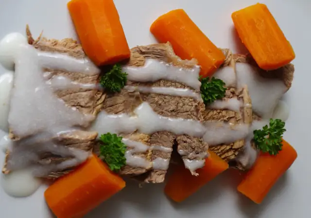 Przepis na wołowinę w sosie chrzanowym, która zachwyci Twoich gości