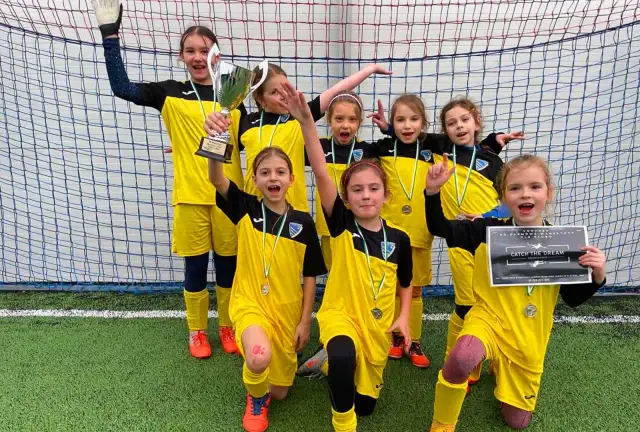 Piłka nożna dla dziewczyn? Obalamy mity i pokazujemy, jak zacząć!