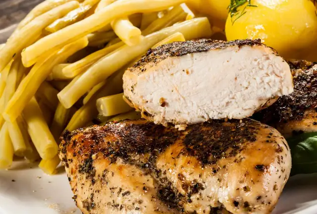 Jak zrobić soczysty filet z kurczaka? Sekrety mistrzów kuchni!