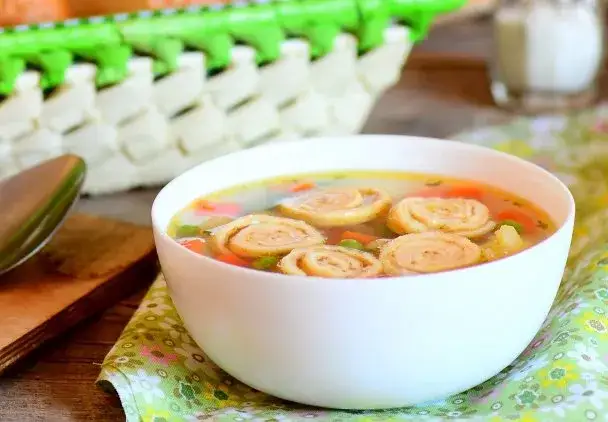 Jaka zupa do naleśników? Odkryj pyszne przepisy na zupy z naleśnikami