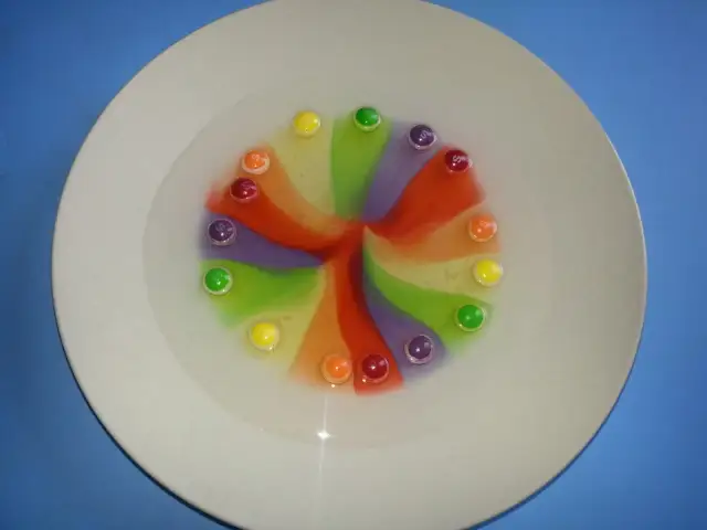 Jak zrobić tęczę ze Skittles? Prosty eksperyment, który zachwyci dzieci!
