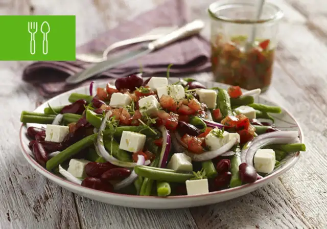 Szybki przepis na sałatkę do grilla, która zachwyci gości