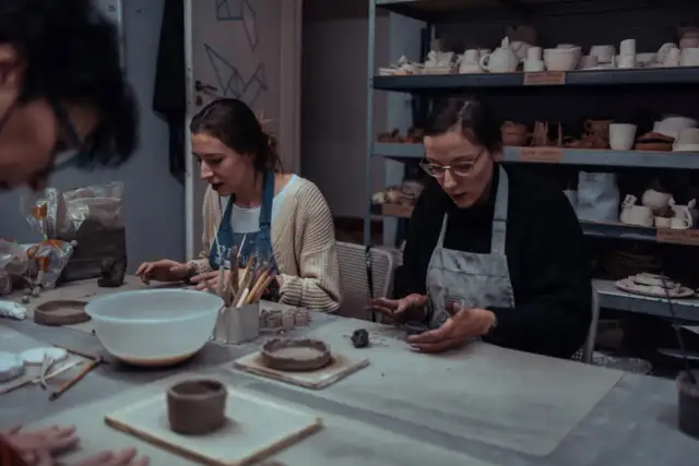 Warsztaty ceramiczne Warszawa: Jak wybrać i zacząć lepić?