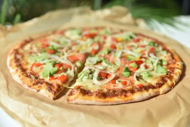 Z czym pizza wegetariańska? Odkryj pyszne dodatki i składniki