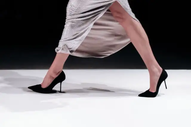Jak chodzić na obcasach pewnie i elegancko? Sekrety ekspertki