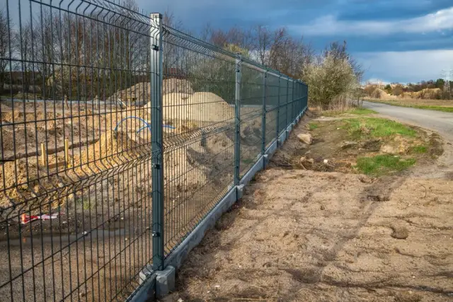 Jak ogrodzić działkę: najlepsze metody i materiały na ogrodzenie