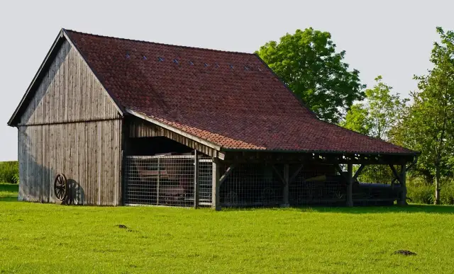 Ile budynków gospodarczych na działce? Sprawdź przepisy i ograniczenia