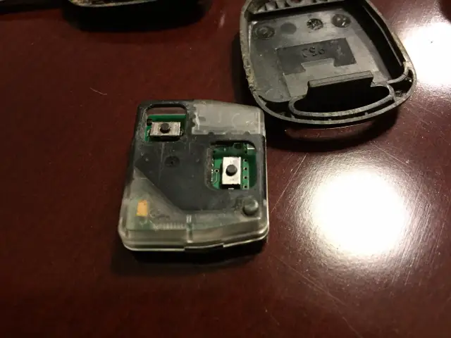 Wymiana baterii w kluczyku Toyota Auris - uniknij problemów z pilotem