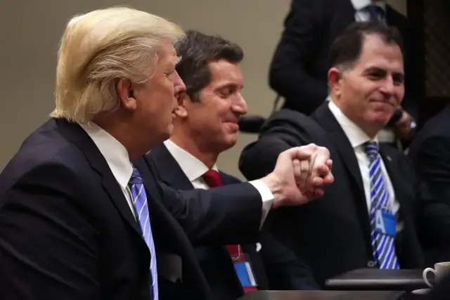 Uścisk dłoni w pracy: Kto pierwszy? Szef, pracownik, czy klient?