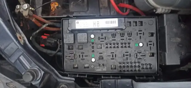 Gdzie są bezpieczniki w Oplu Zafirze B? Oto kluczowe lokalizacje