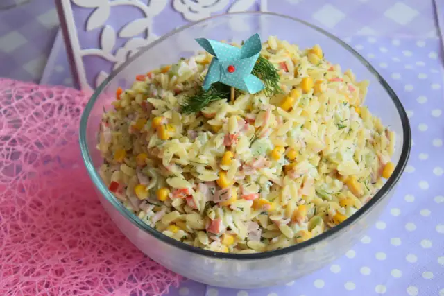 Sałatka z makaronem jak ryż – prosta i smaczna na każdą okazję