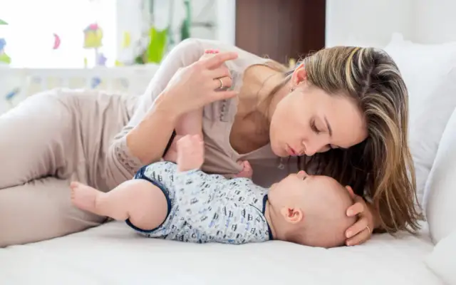 Jak często zmieniać pieluchę noworodkowi, aby uniknąć podrażnień?