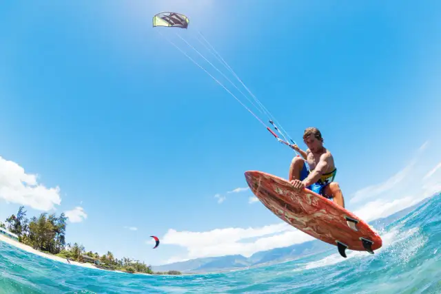 Jaki latawiec do kitesurfingu? Wybierz mądrze i pływaj bezpiecznie