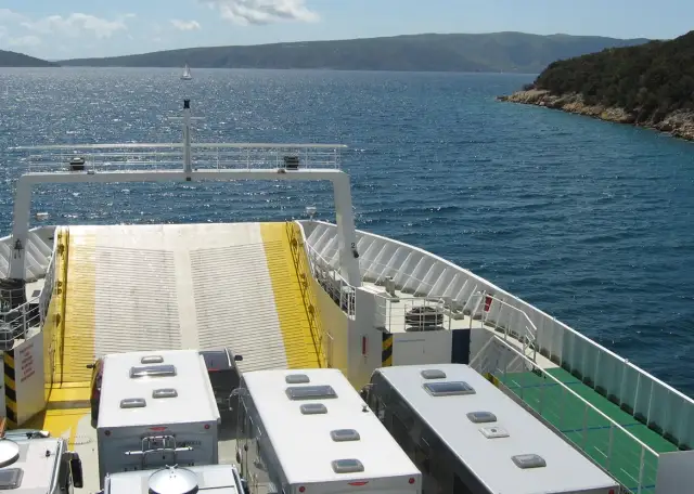 Cres samochodem: Jak zaplanować podróż i prom bez stresu?