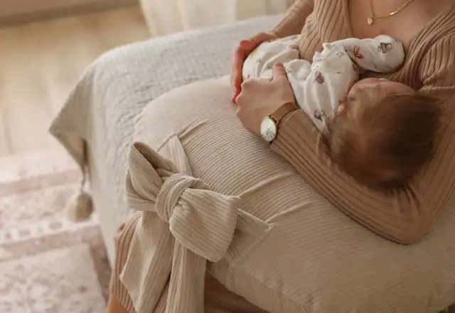 Jak układać dziecko na poduszce do karmienia? Poradnik dla rodziców