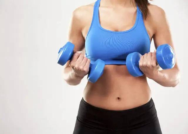 Najlepsze ćwiczenia na piersi, które skutecznie je ujędrnią w domu