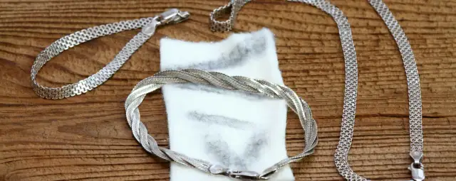 Jak czyścić srebro? Domowe sposoby na przywrócenie blasku biżuterii