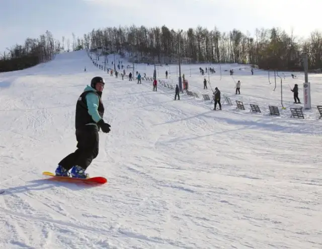 Najlepsze ośrodki narciarskie w jurze krakowsko-częstochowskiej – co warto wiedzieć?