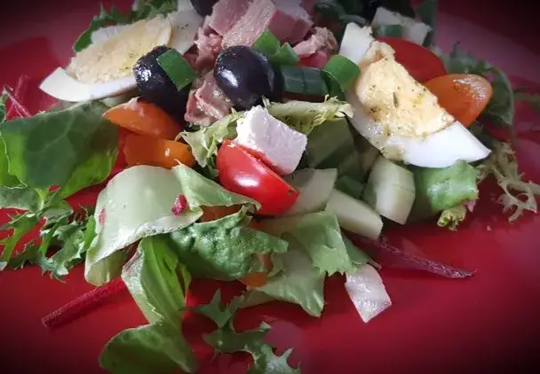 Jaki sos do sałatki z tuńczykiem? Klasyka, fit i pikantne warianty