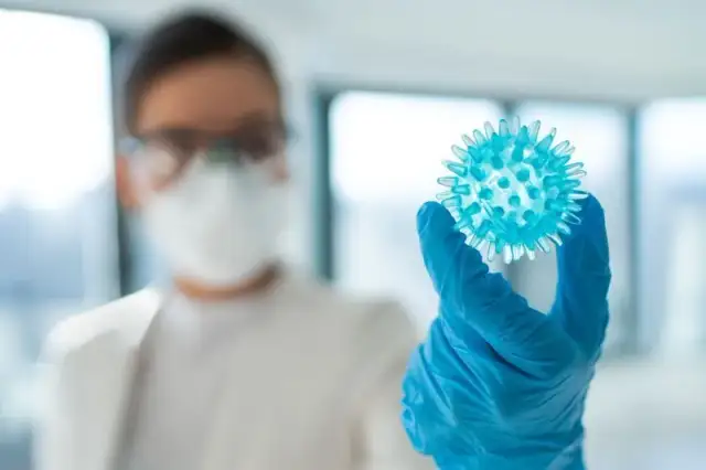 COVID-19: Leki objawowe i przeciwwirusowe kiedy i jak stosować?