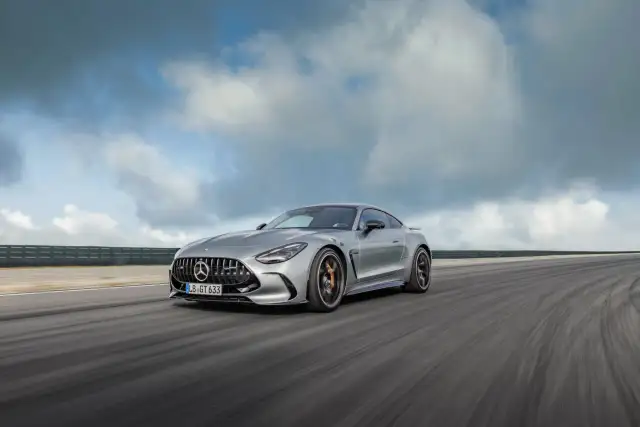 Srebrny Mercedes-AMG GT63S pędzi po torze. Zastanawiasz się nad jego ceną?