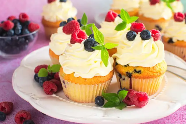 Krem z mascarpone i śmietany: Stabilny przepis na babeczki!