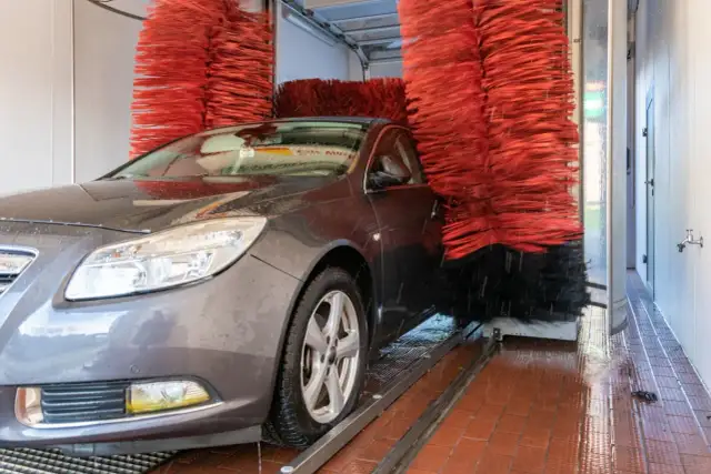 Ile kosztuje myjnia bezdotykowa? Uniknij ukrytych kosztów!