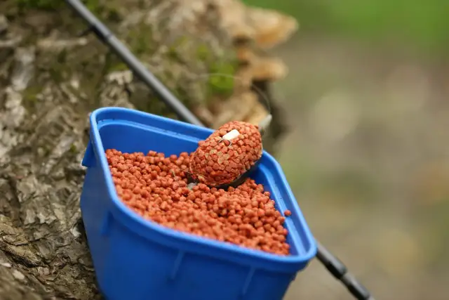 Jak przygotować mikro pellet do method feeder, by nie rozpadał się w wodzie? Widać tu gotowy do użycia koszyczek z przynętą.