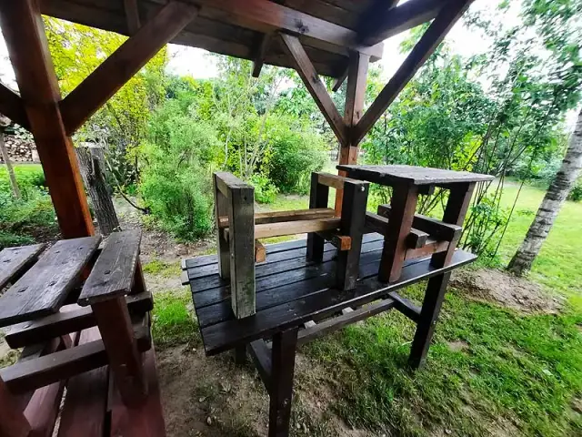 Jak odnowić ławkę ogrodową - proste kroki, które uratują Twój mebel