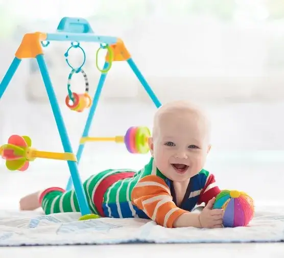 Kiedy kłaść dziecko na matę edukacyjną, by wspierać rozwój?