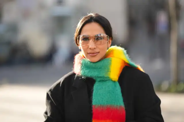 Jakie szale są modne: trendy, kolory i wzory na sezon jesień-zima