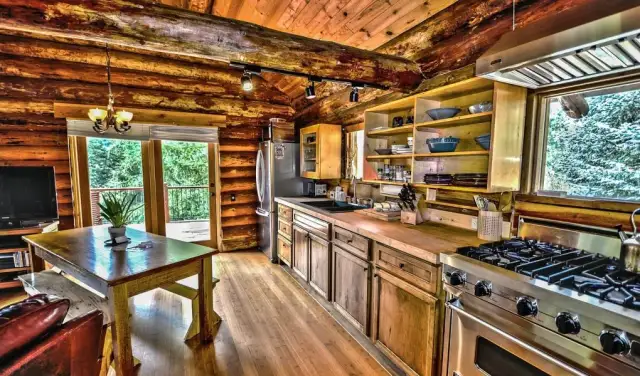 Jak urządzić dom z bali, aby stworzyć przytulną i stylową przestrzeń