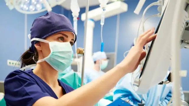 Ile zarabia ginekolog w szpitalu? Zaskakujące fakty o wynagrodzeniach