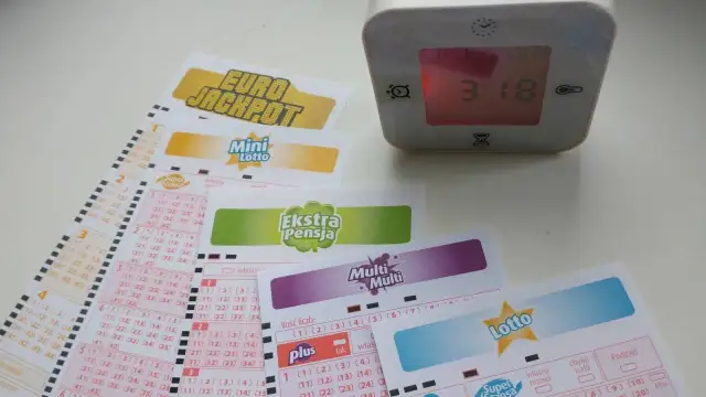 Kupony lotto, zegar cyfrowy pokazujący 3:18.