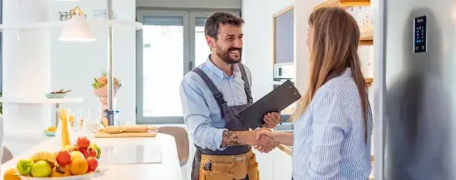 Kto wykonuje przegląd techniczny budynku? Sprawdź wymagania i uprawnienia