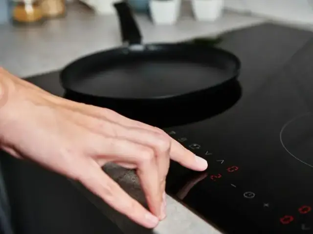 Jak włączyć płytę indukcyjną? Szybki start i rozwiązywanie problemów.