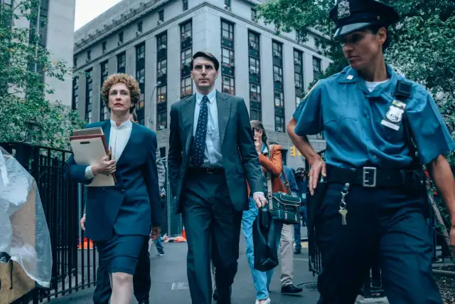 Kobieta w garniturze z teczką, mężczyzna w garniturze i policjantka idą ulicą. Tak nas widzą, gdy jesteśmy w drodze do pracy.