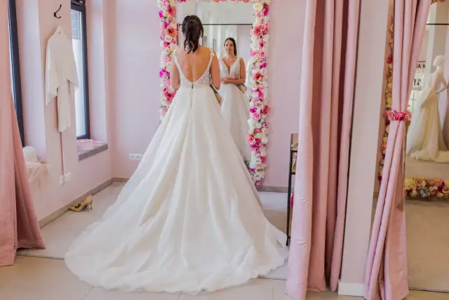 Przymiarka sukni ślubnej: płacić czy nie? Poradnik.