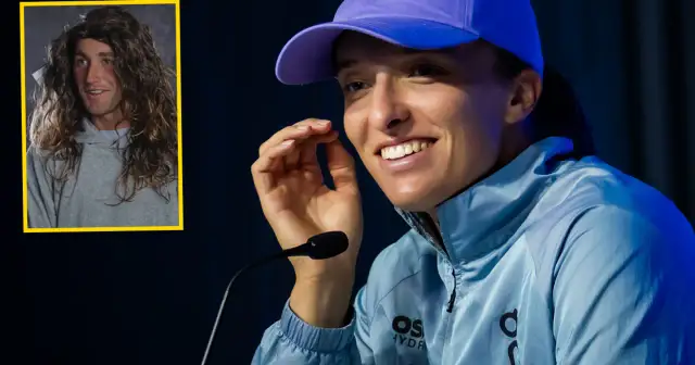 Iga Świątek z chłopakiem w peruce, który wygląda jak surfer.